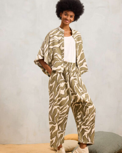 Σύνολο Victoria_1 Πουκάμισο cropped oversized και Melissa_1 Παντελόνι εμπριμέ Namaste