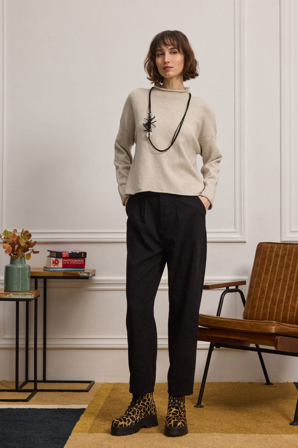 Dione Παντελόνι κοτλέ ελαστικό με πιέτες μπροστά Μαύρο Namaste - Image 2