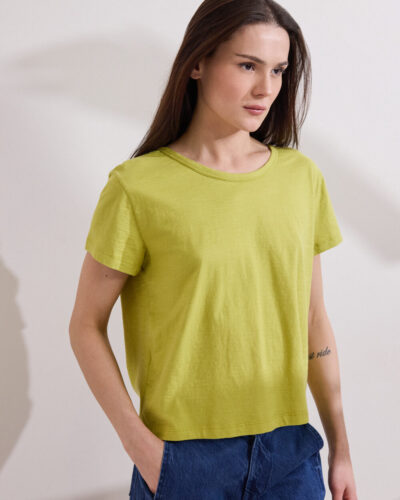 Namaste LUREYA Μπλούζα πράσινη με ανοικτή λαιμόκοψη, κλείνει πίσω με κουμπιά Anerio